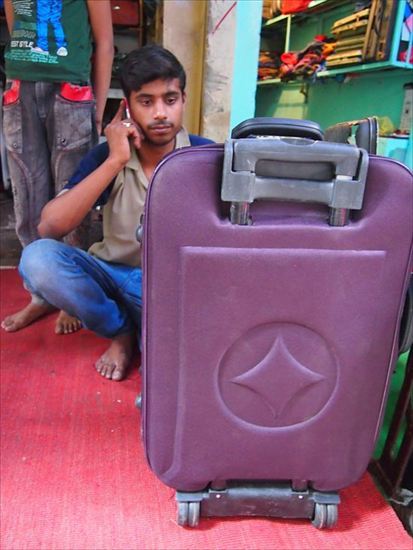 インドで壊れたスーツケースを修理してみた。
